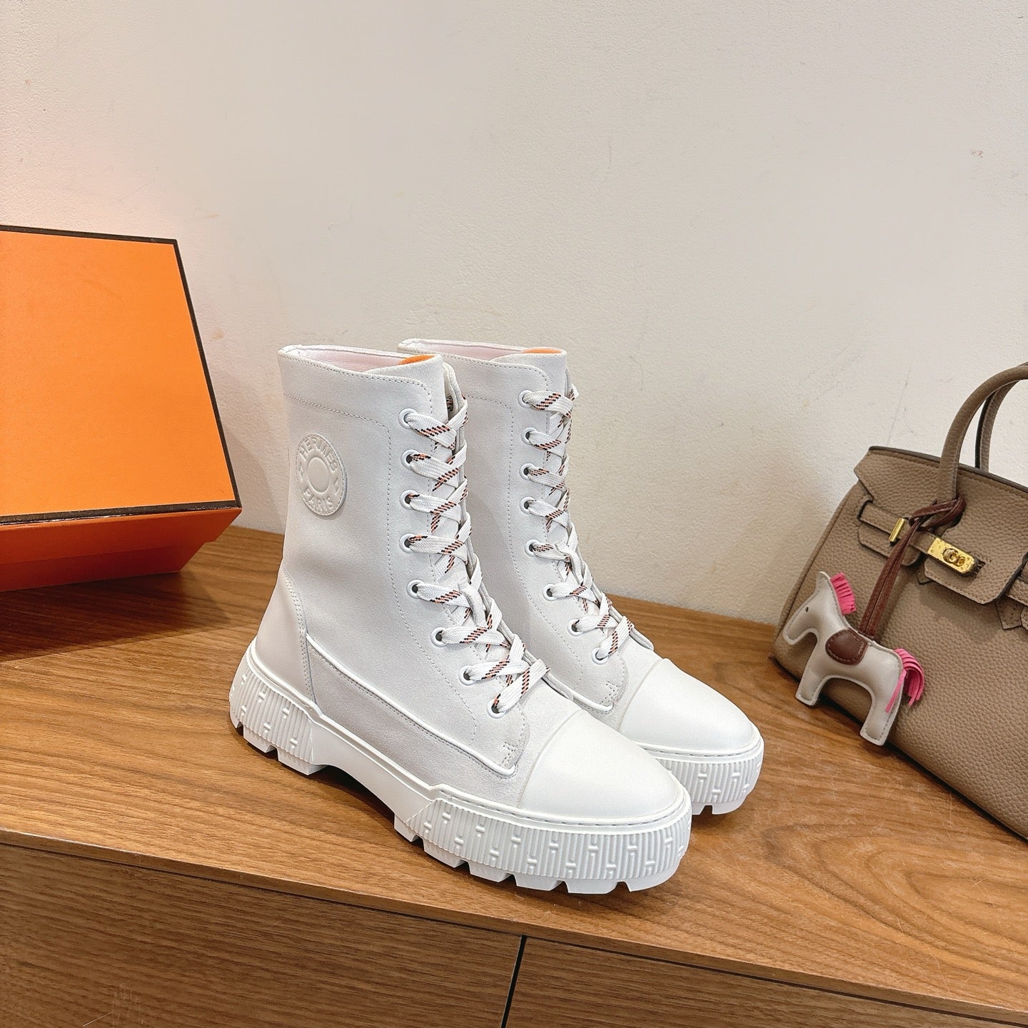 HM 26S LACE-UP ANKLE BOOTS IN WHITE LAMBSKIN AND SUEDE