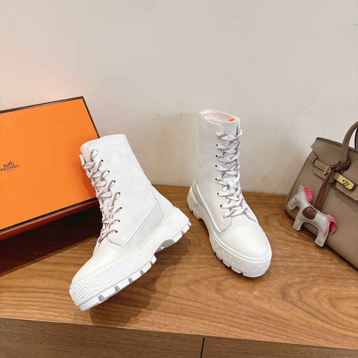HM 26S LACE-UP ANKLE BOOTS IN WHITE LAMBSKIN AND SUEDE