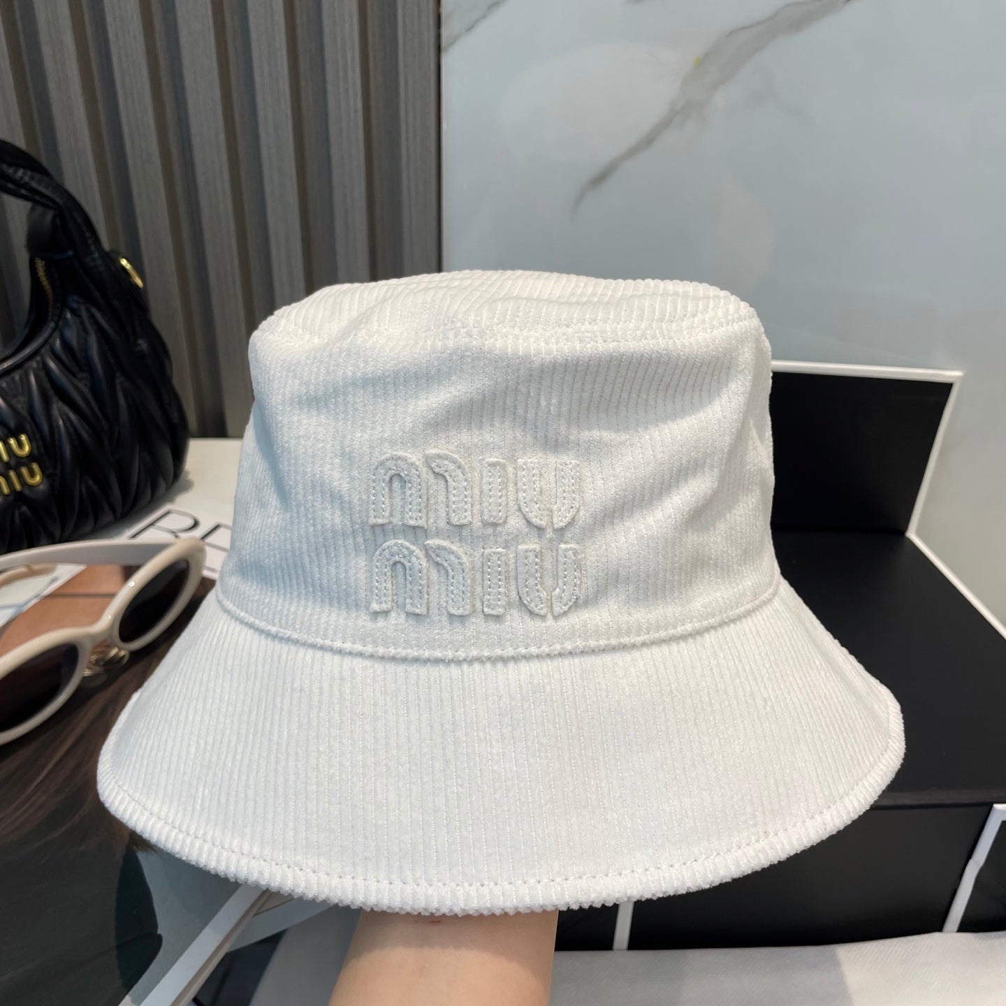 MM BUCKET IN WHITE VELVET WITH LOGO