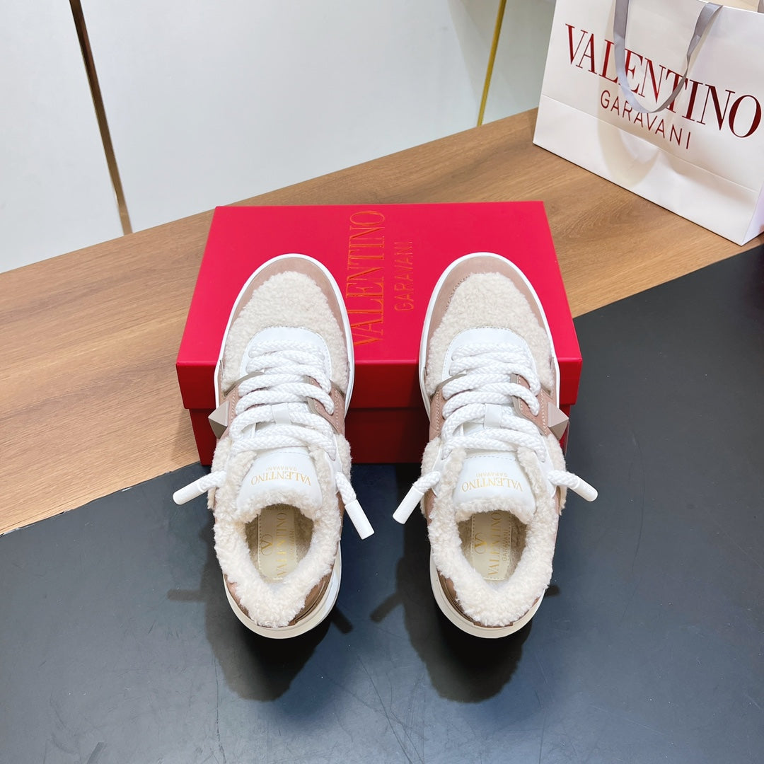 VALENTINO 25S GARAVANI ONE STUD XL PLATFORM SNEAKERS IN LIGHT PINK SUEDE AND CREAM WHITE WOOL