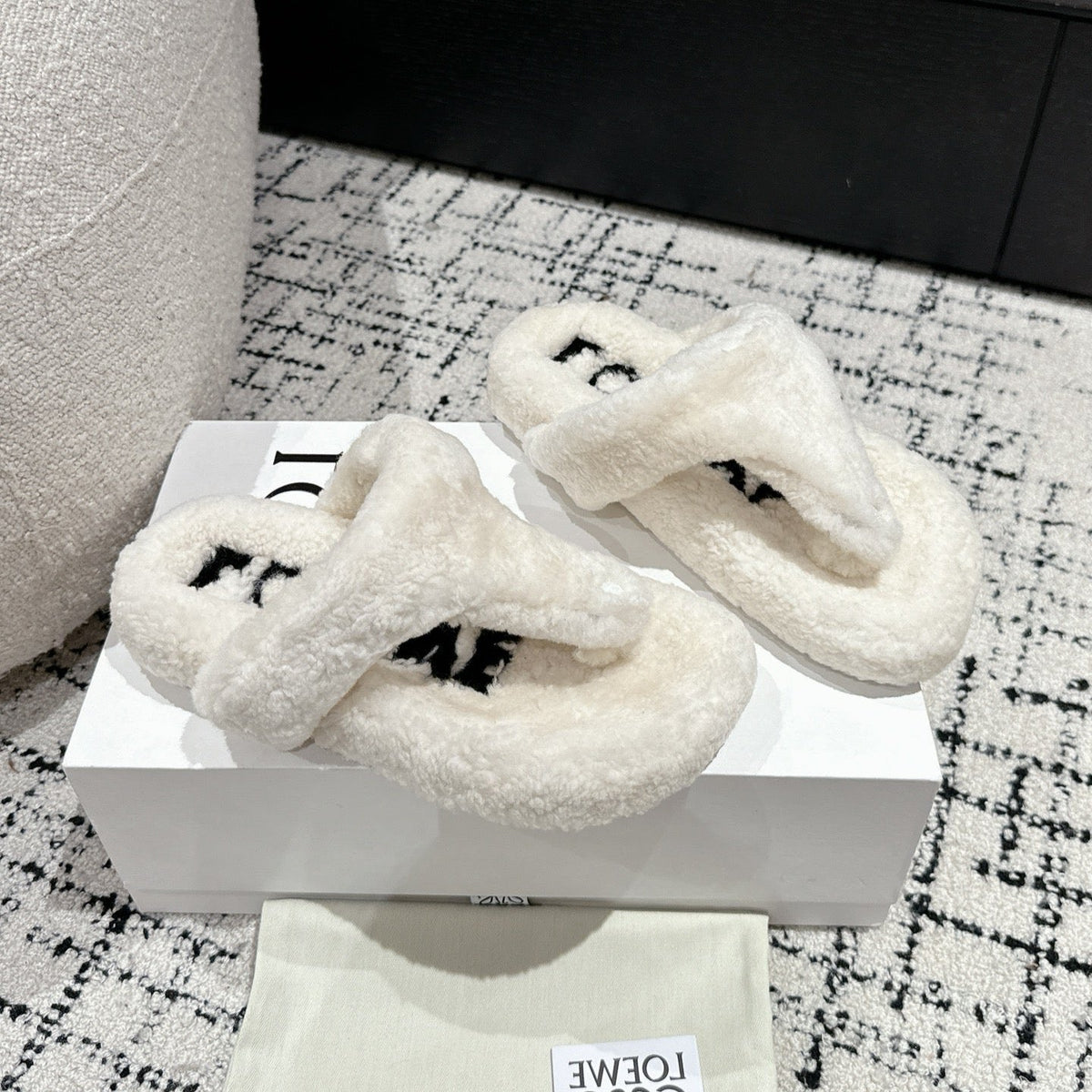 LW SHEARLING THONG SLIPPER IN WHITE