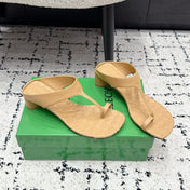 BOTTEGA VENETA 26S HIGH-HEEL THONG SANDALS 40 MM IN DARK BEIGE CALFSKIN