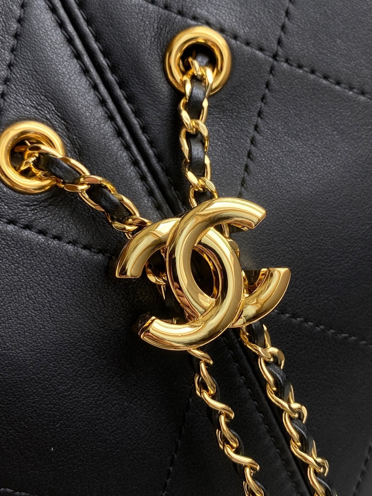 CHANEL 26S QUILTED HOBO LARGE BAG 35 IN BLACK CALFSKIN GOLD HARDWARE