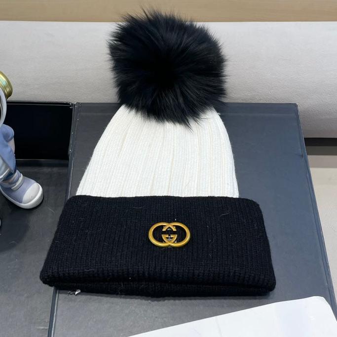 BEANIE HAT IN BLACK MIX WHITE WOOL AND FOX FUR 422504
