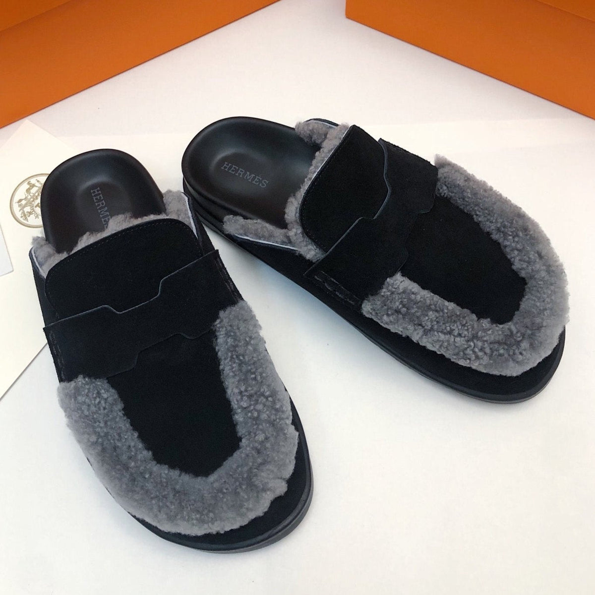 GO MULE IN BLACK SUEDE ATTACH LIGHT GRAY FLEECE