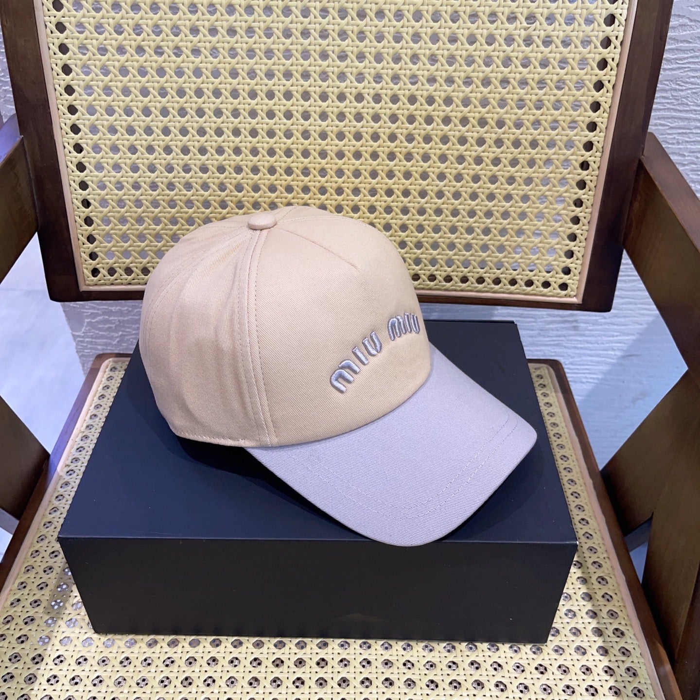 MM BASEBALL CAP IN LIGHT BEIGE AND PURPLE FABRIC WITH LOGO EMBROIDERY