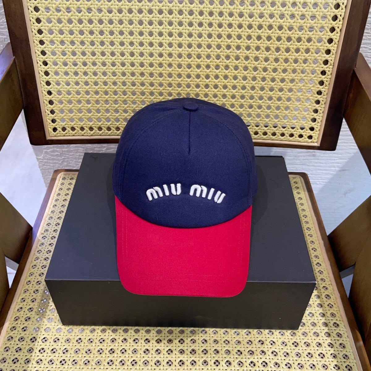 MM BASEBALL CAP IN NAVY BLUE AND RED FABRIC WITH LOGO EMBROIDERY