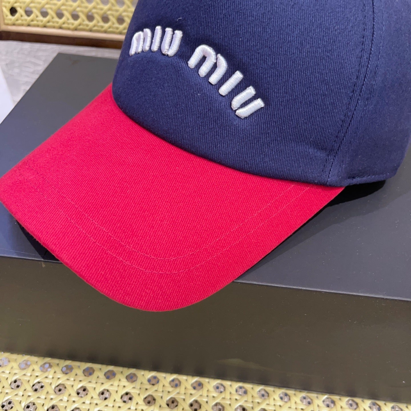 MM BASEBALL CAP IN NAVY BLUE AND RED FABRIC WITH LOGO EMBROIDERY