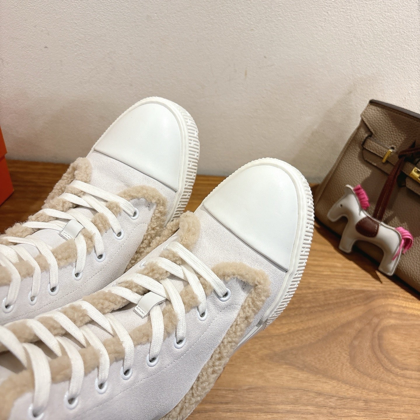HM 26S SHEARLING LACE-UP BOOTS IN WHITE CALFSKIN AND SUEDE