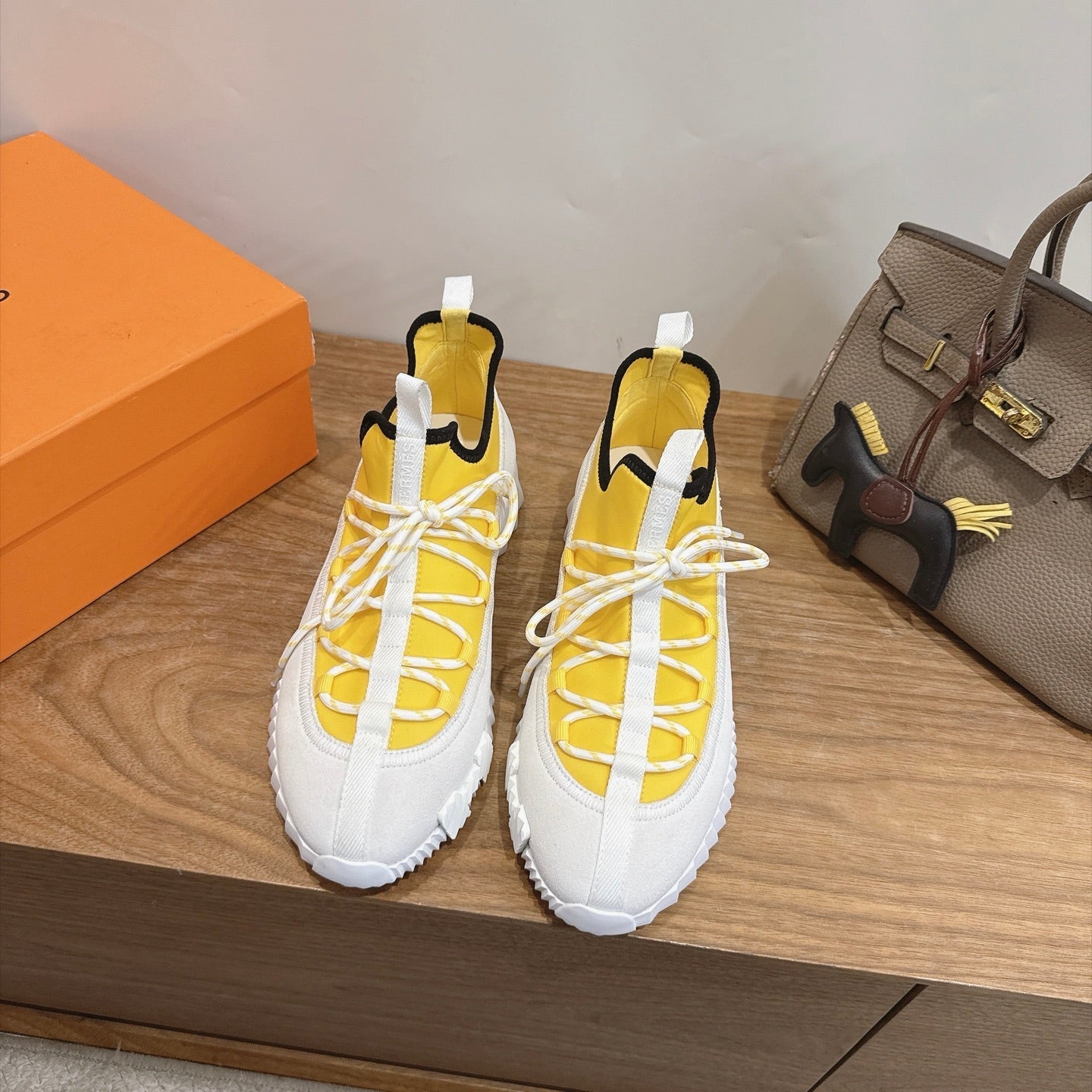 HM 26S BICOASTAL SNEAKERS IN WHITE SUEDE AND YELLOW FABRIC