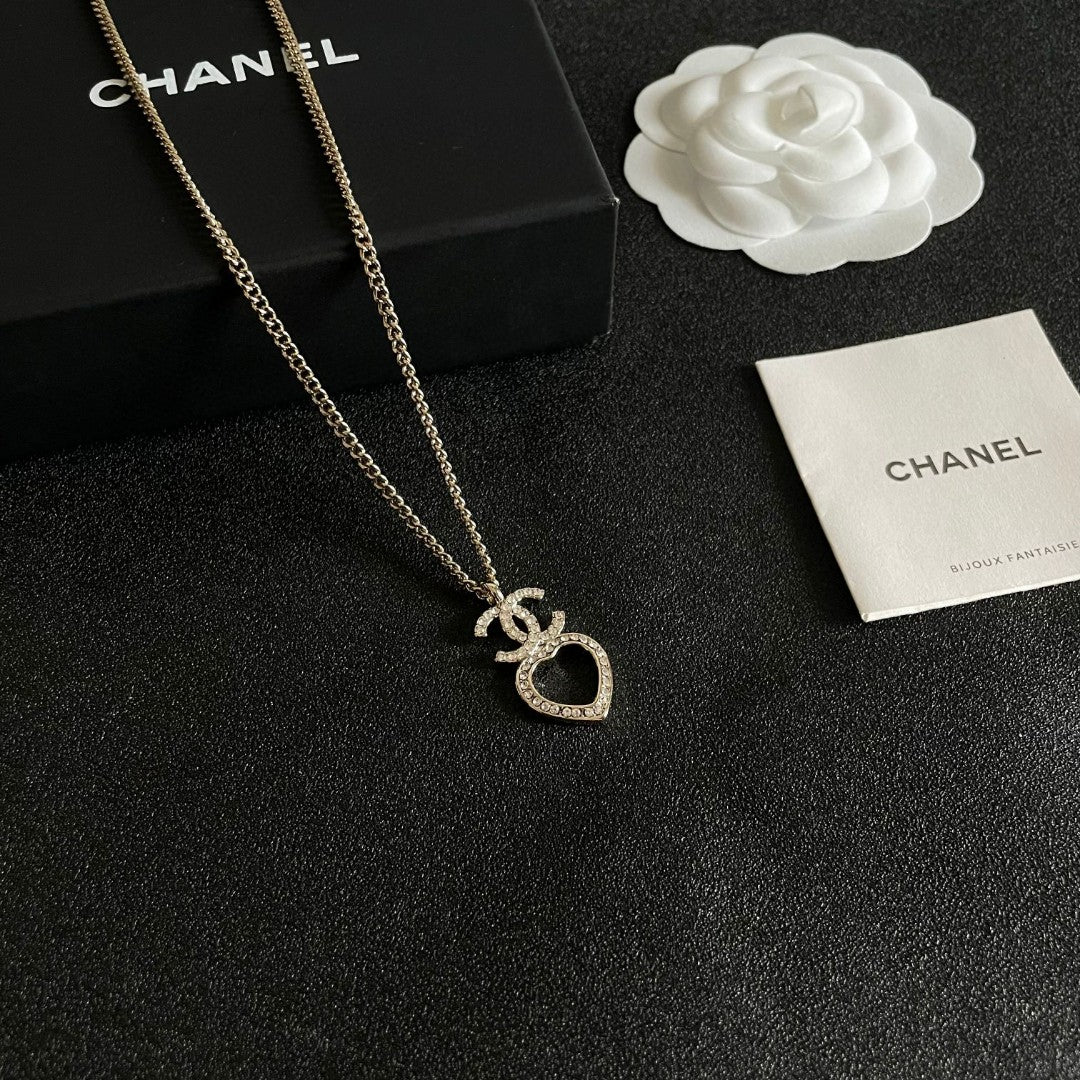 DOUBLE C HEART NECKLACE WITH CRYSTALS WHITE PEARLS AND SILVER METAL