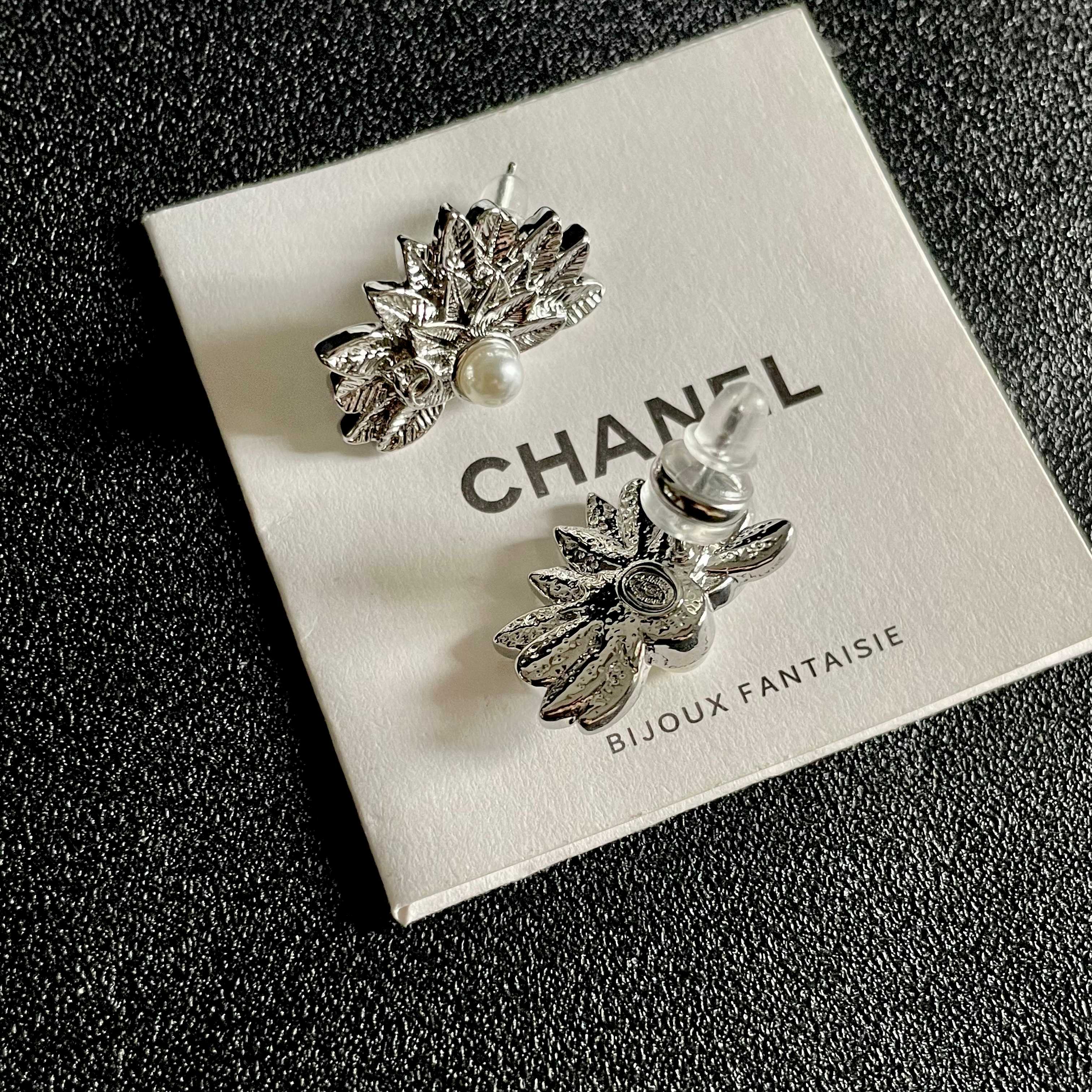 DOUBLE C STUD EARRINGS IN HALF-FLOWER SHAPE WITH PEARL CENTER