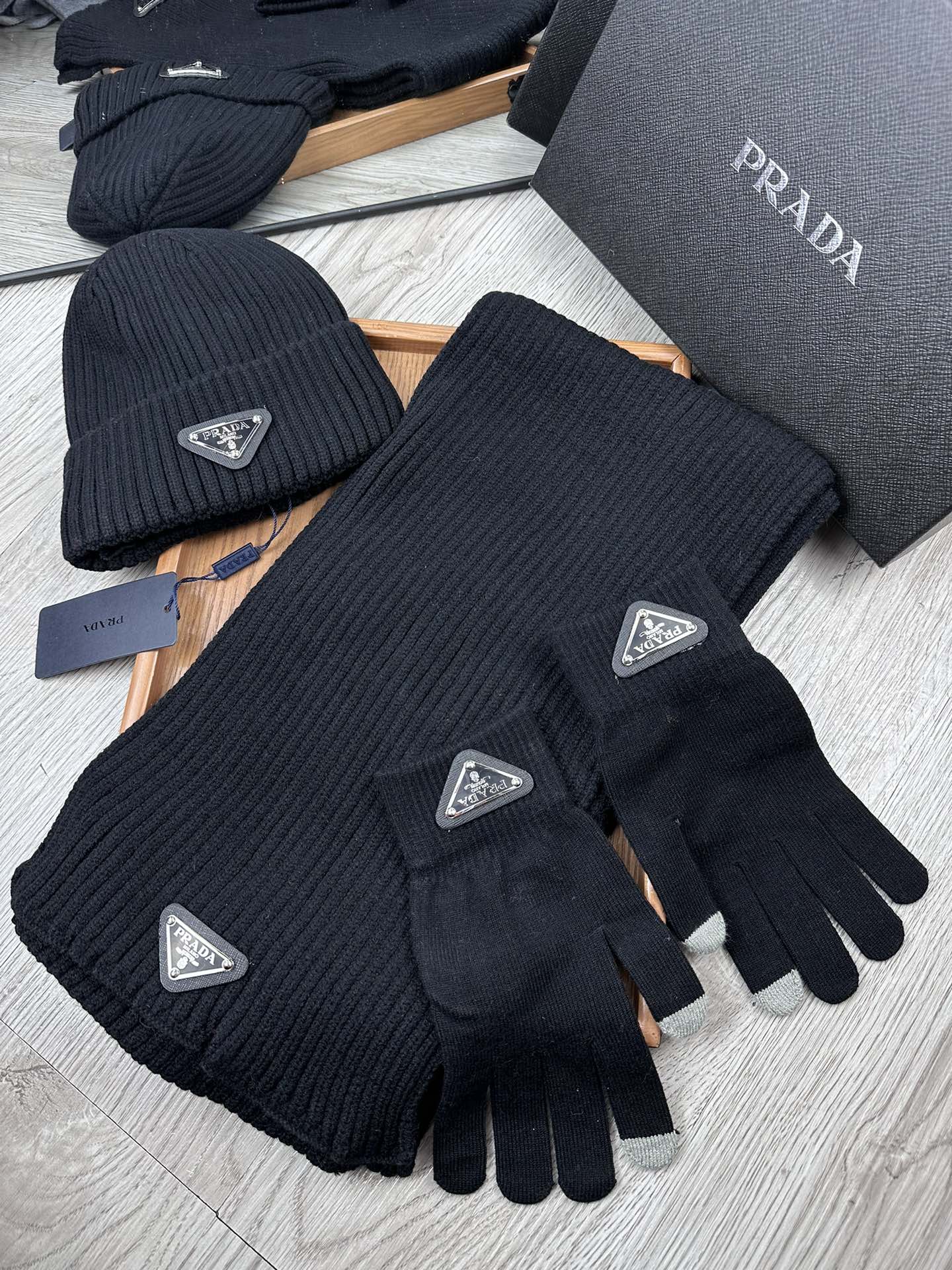 THREE-PIECES SET IN BLACK WOOL AND ACRYLIC 406558