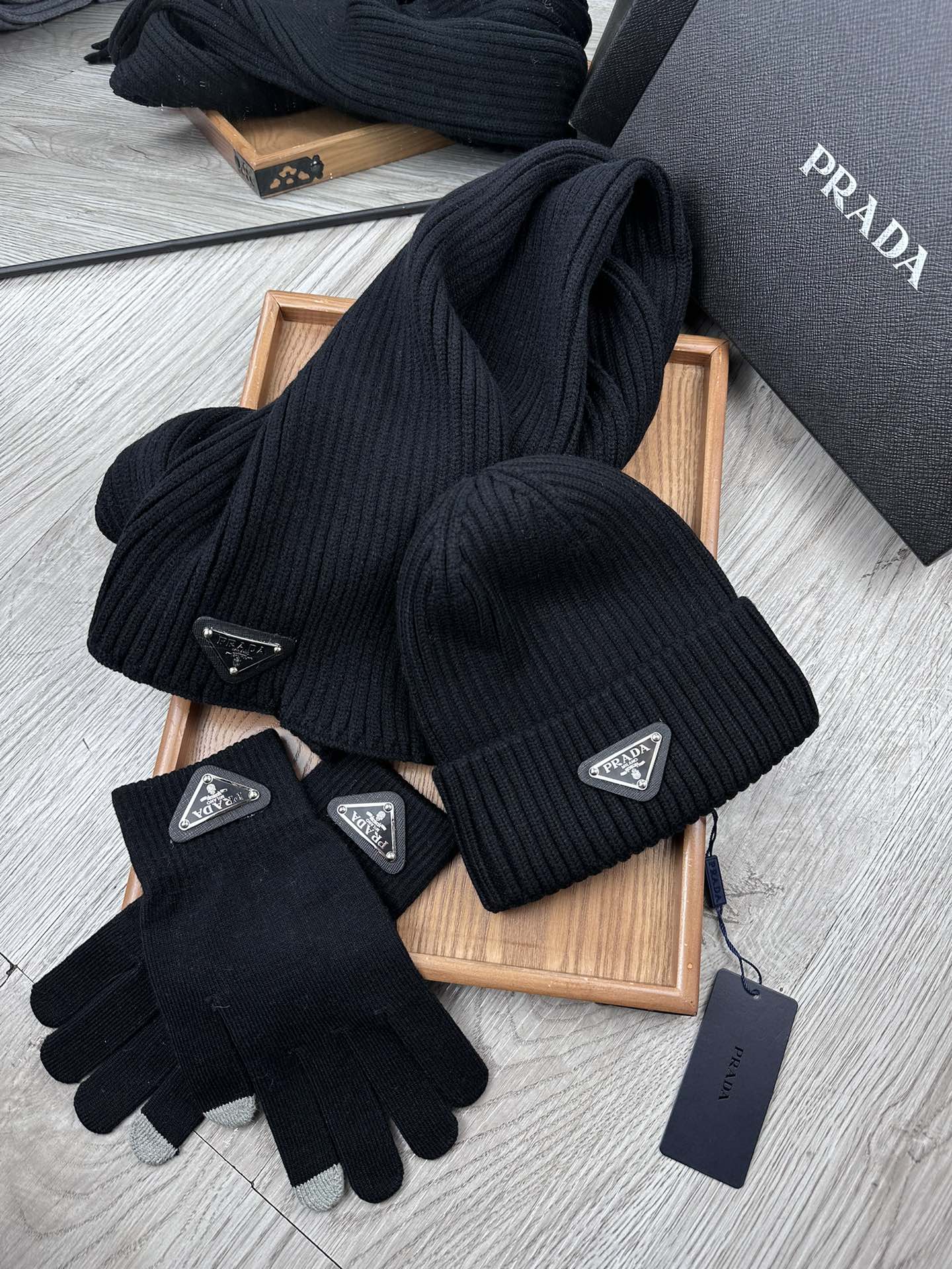 THREE-PIECES SET IN BLACK WOOL AND ACRYLIC 406558