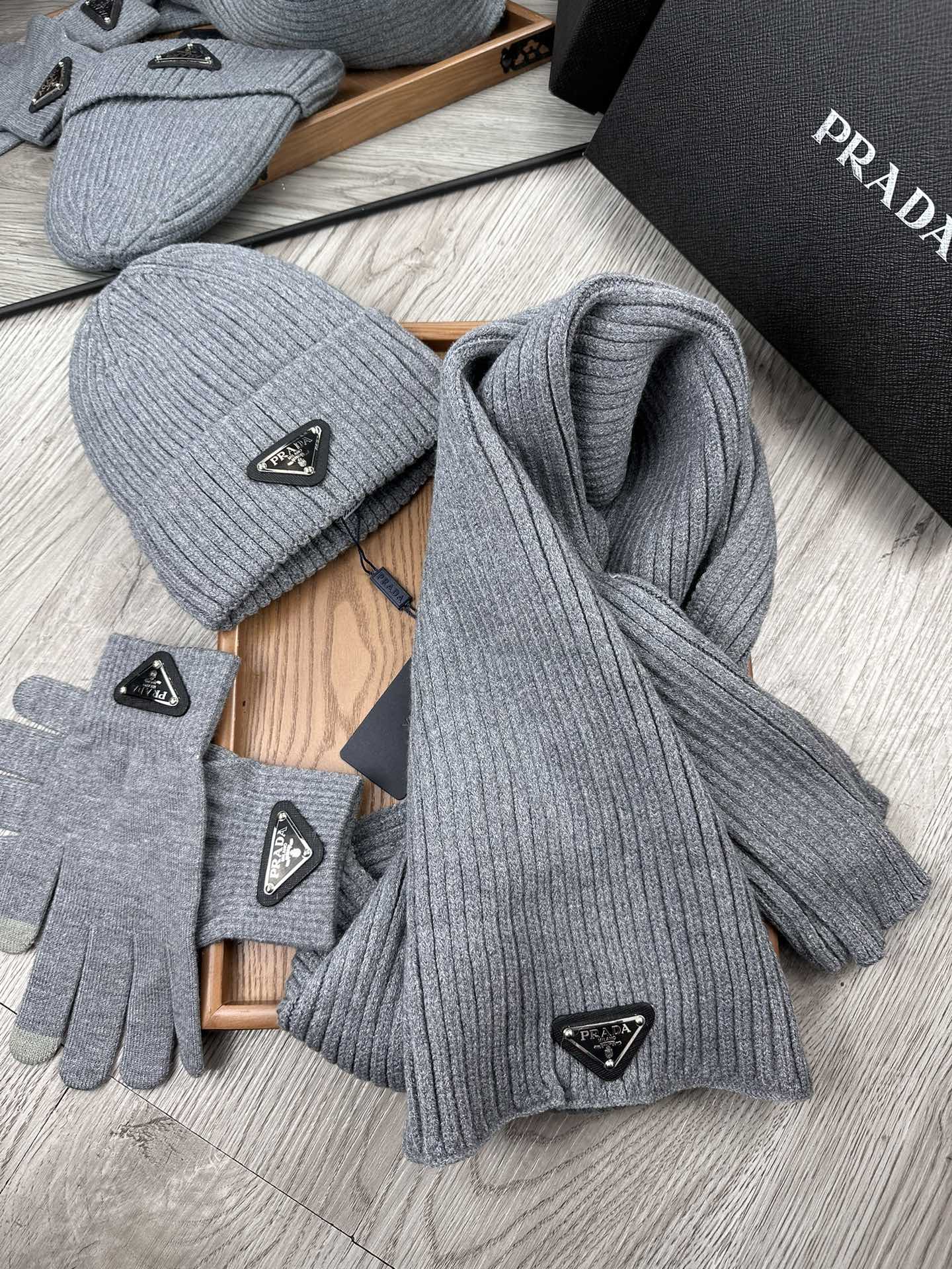 THREE-PIECES SET IN SMOKE GRAY WOOL AND ACRYLIC 406559