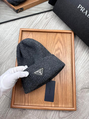 BEANIE HAT IN CHARCOAL GRAY WOOL 332391