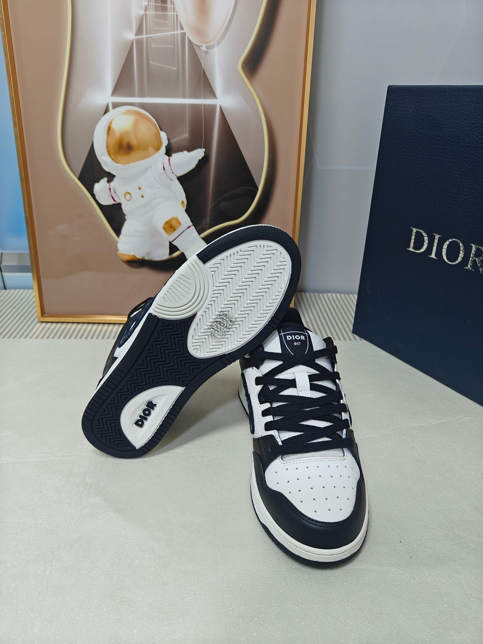 DIOR 26S LOW-TOP SNEAKER IN WHITE AND BLACK CALFSKIN STYLE 02