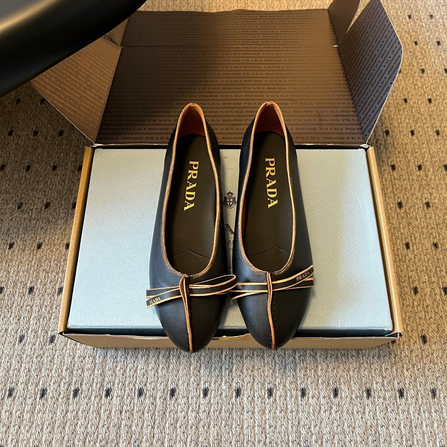 PRADA 26S POINTED TOE BOW FLATS IN BLACK CALFSKIN