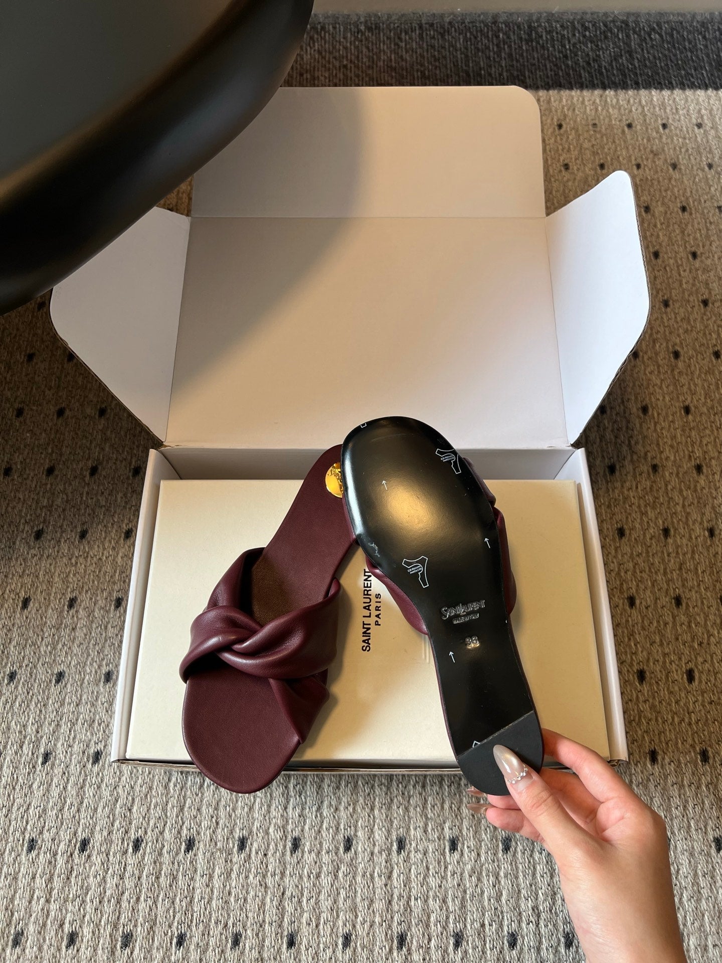 YSL 26S TWISTED-STRAP FLAT SANDALS IN DARK RED LAMBSKIN