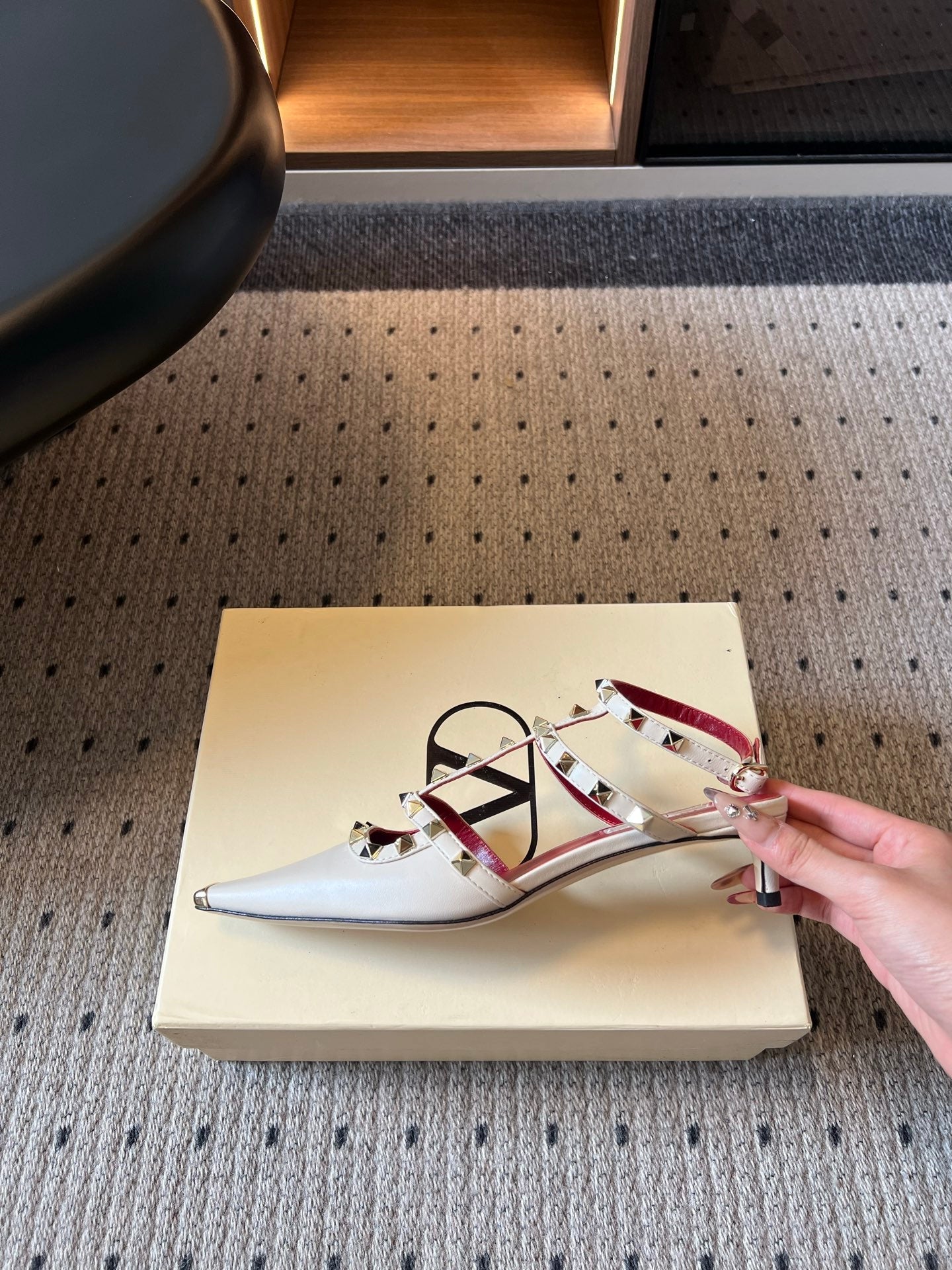 VALENTINO 26S ROCKSTUD HIGH HEELS 40 MM IN OFF WHITE CALFSKIN