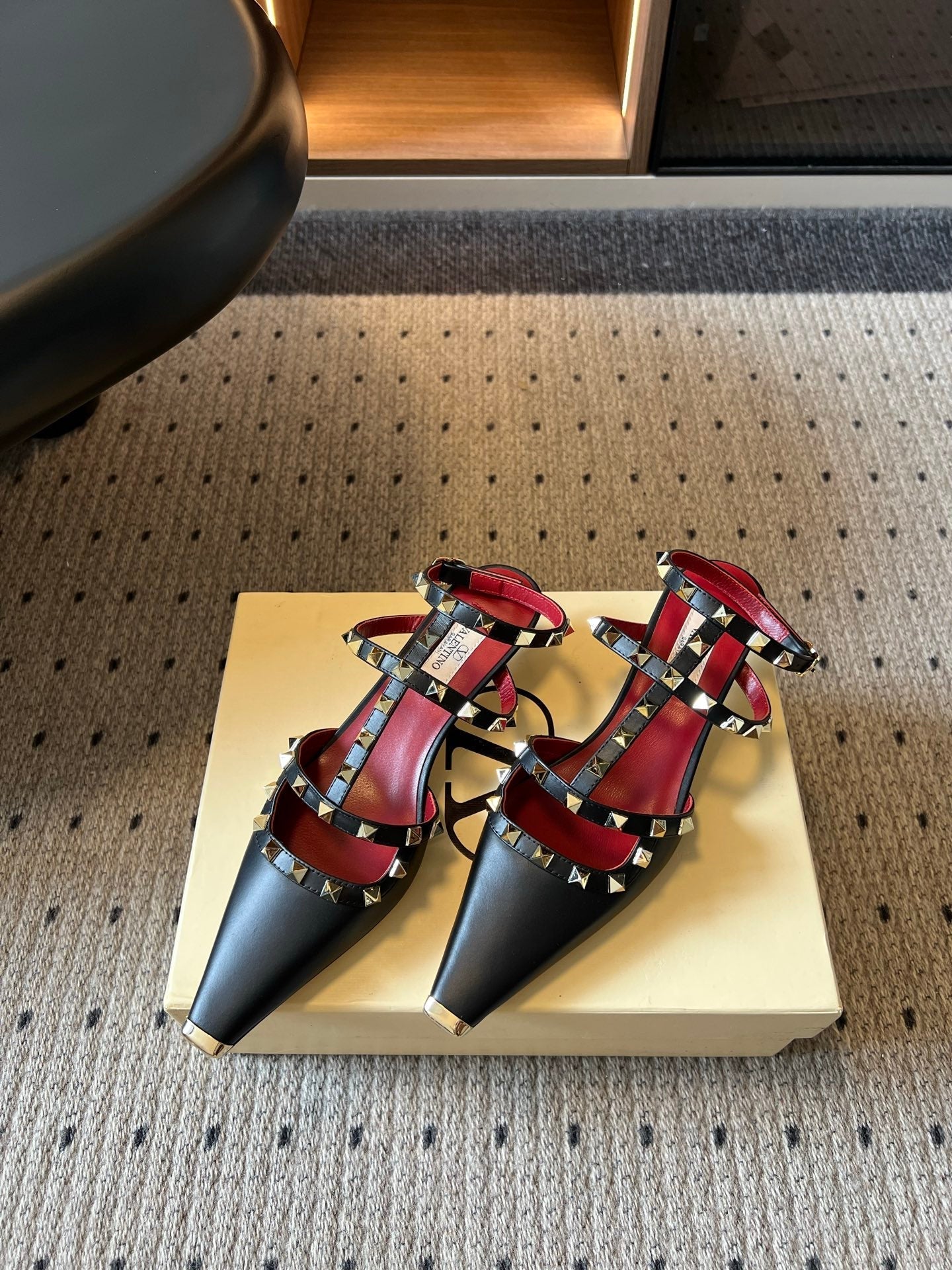 VALENTINO 26S ROCKSTUD HIGH HEELS 40 MM IN BLACK CALFSKIN