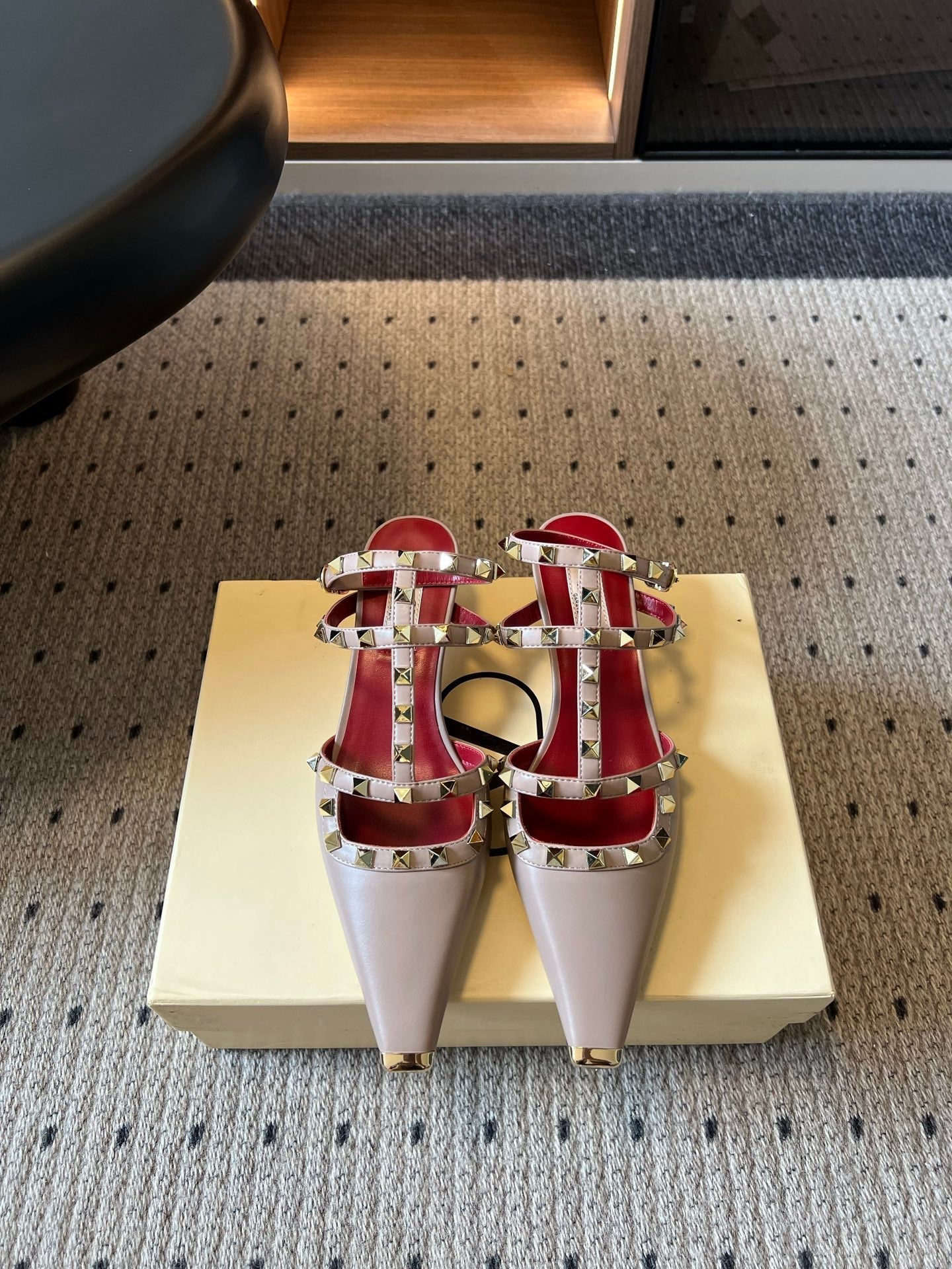 VALENTINO 26S ROCKSTUD HIGH HEELS 40 MM IN BEIGE CALFSKIN