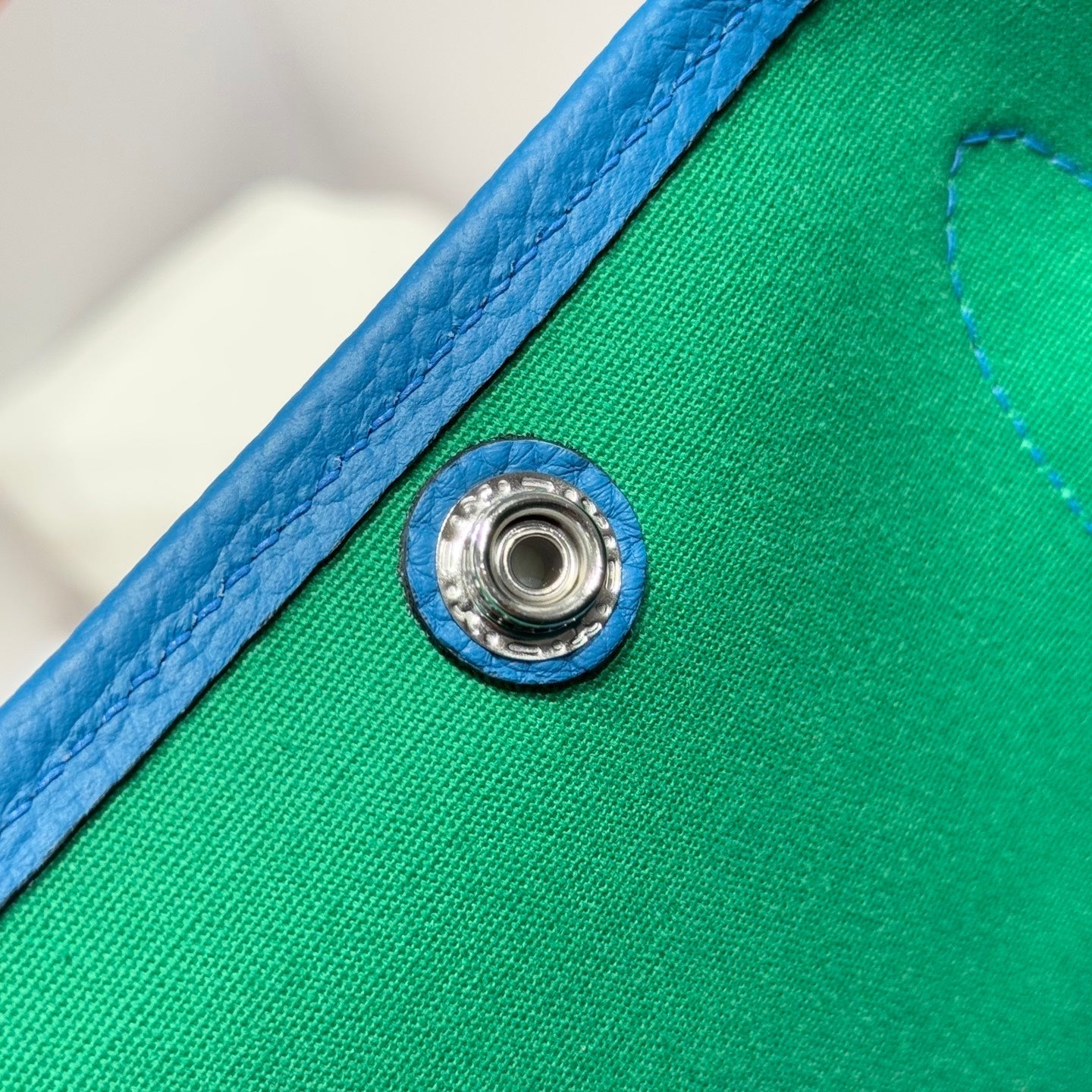 GARDEN PARTY 30CM IN WHITE TOILETS COTTON CANVAS AND BLUE CALFSKIN GREEN ON SIDE OTHER