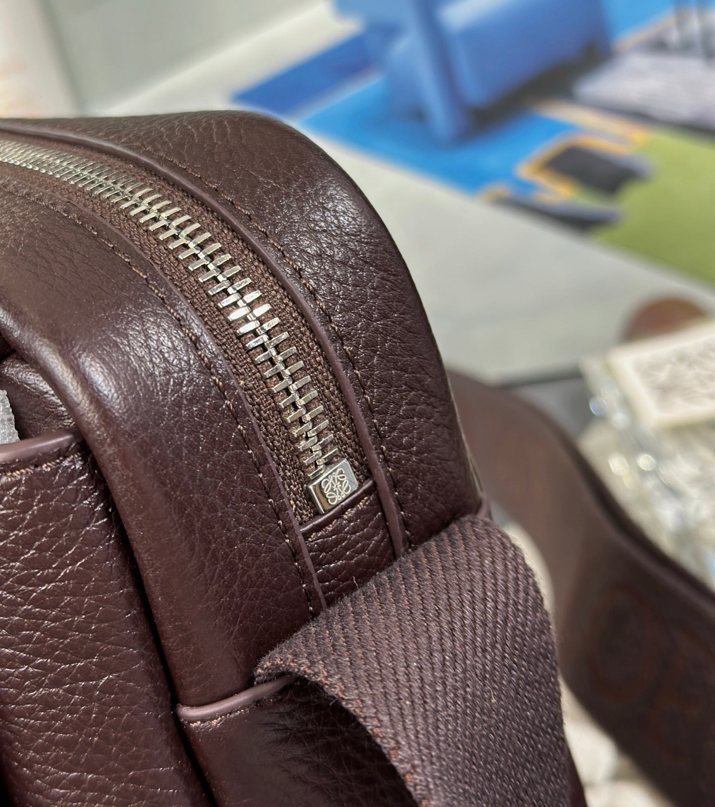 MEDIUM 23 PEBBLE MESSENGER BAG IN HICKORY BROWN SUPPLE GRAINED CALFSKIN