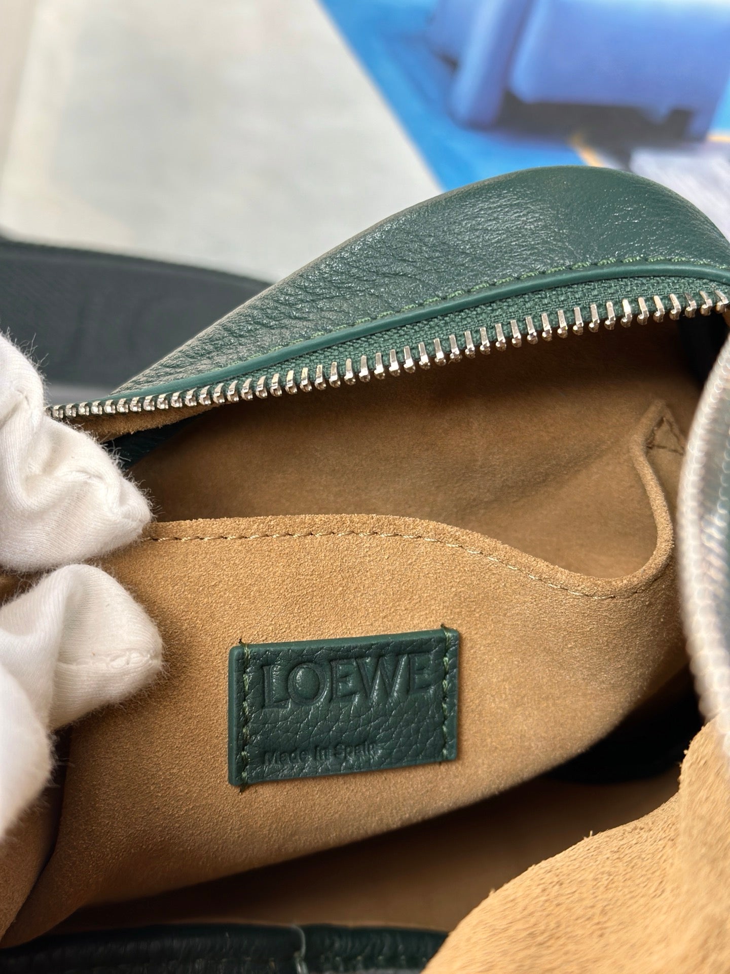 MEDIUM 23 PEBBLE MESSENGER BAG IN FOREST GREEN SUPPLE GRAINED CALFSKIN