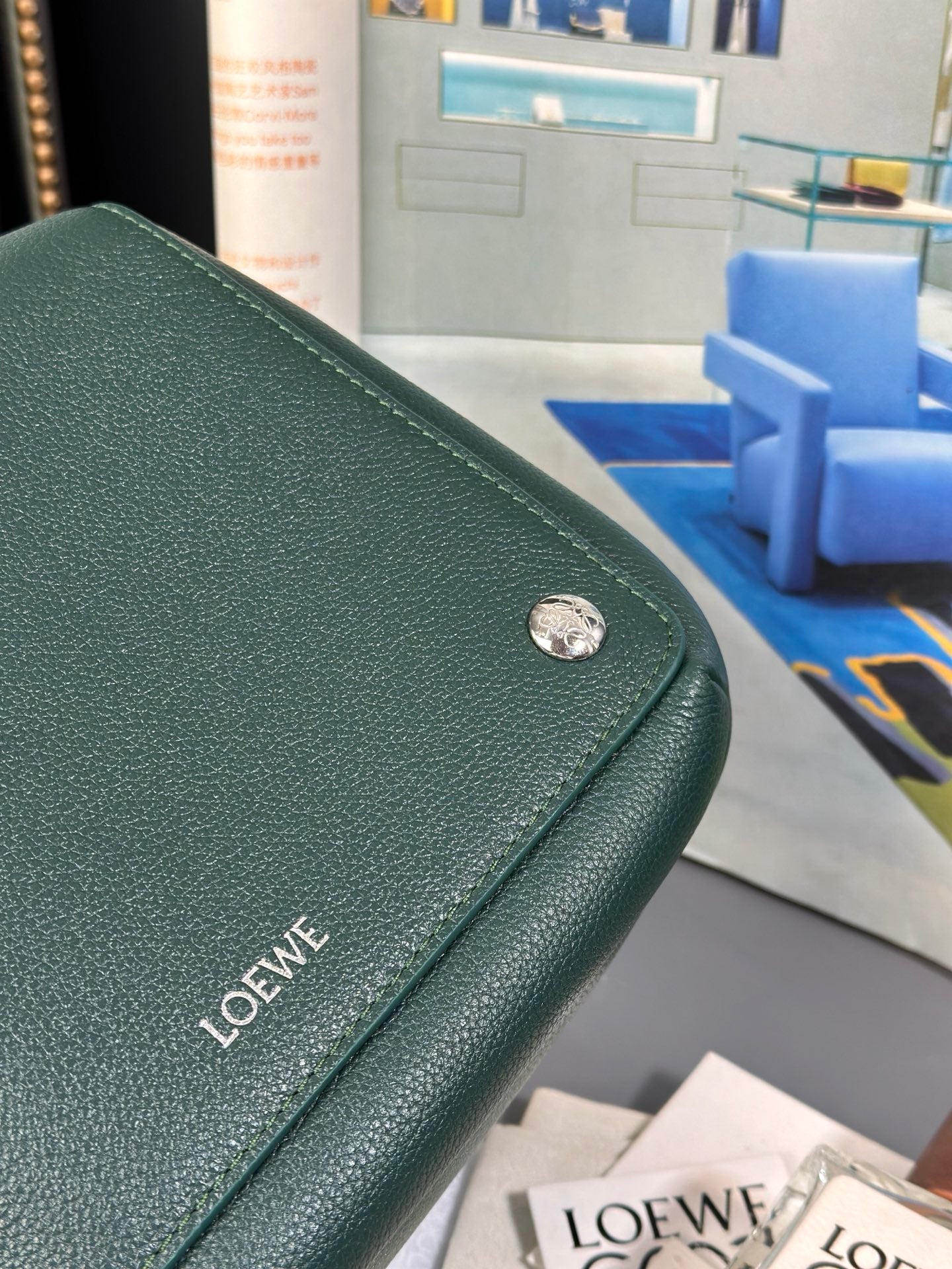 MEDIUM 23 PEBBLE MESSENGER BAG IN FOREST GREEN SUPPLE GRAINED CALFSKIN