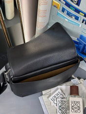 MEDIUM 23 PEBBLE MESSENGER BAG IN BLACK SUPPLE GRAINED CALFSKIN