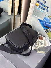 MEDIUM 23 PEBBLE MESSENGER BAG IN BLACK SUPPLE GRAINED CALFSKIN