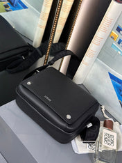 MEDIUM 23 PEBBLE MESSENGER BAG IN BLACK SUPPLE GRAINED CALFSKIN