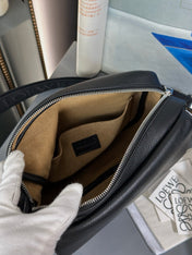 MEDIUM 23 PEBBLE MESSENGER BAG IN BLACK SUPPLE GRAINED CALFSKIN