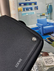 MEDIUM 23 PEBBLE MESSENGER BAG IN BLACK SUPPLE GRAINED CALFSKIN