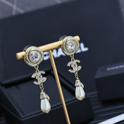 25S TWISTED RIBBED DOUBLE C IN GOLD METAL LONG PEARL PENDANT EARRINGS