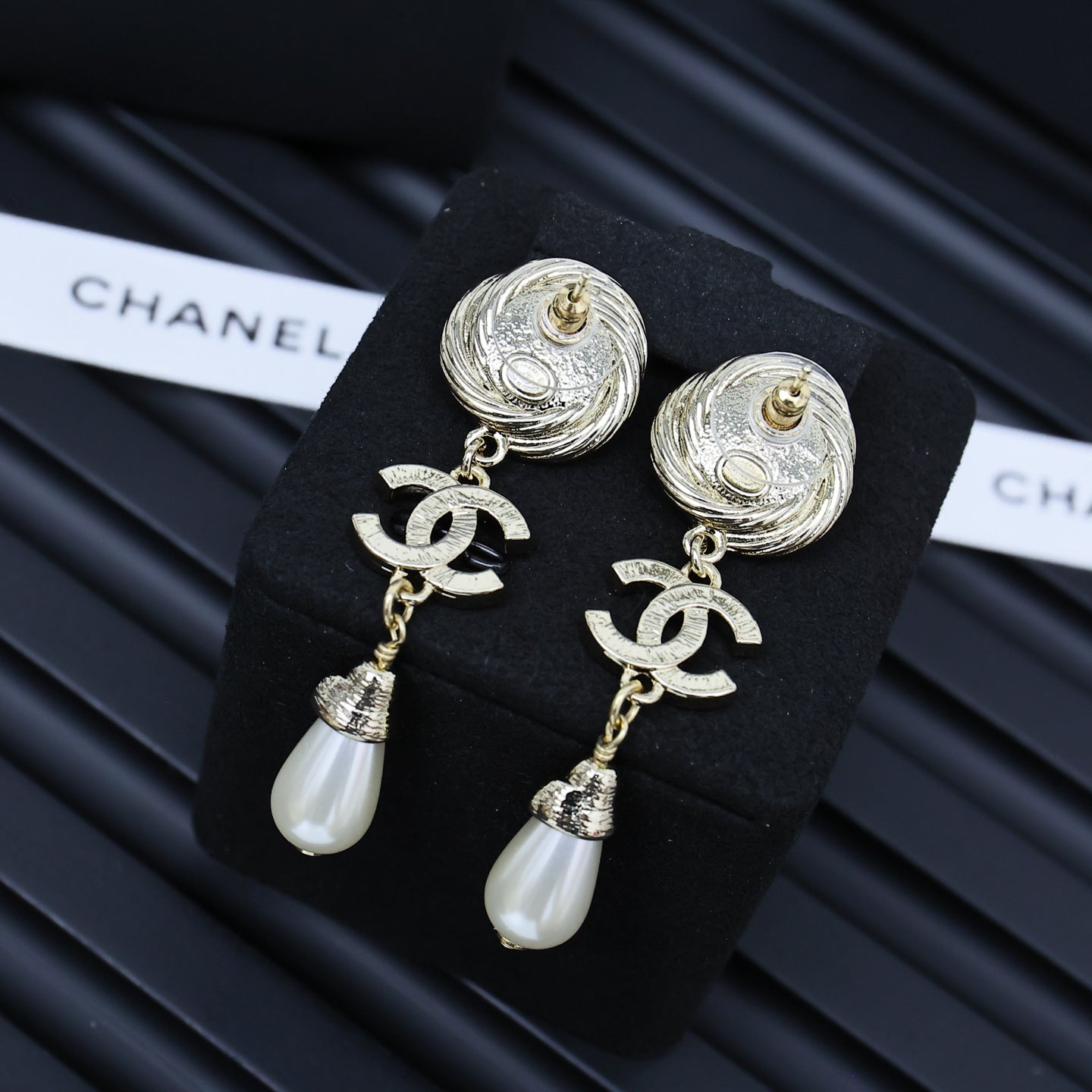 25S TWISTED RIBBED DOUBLE C IN GOLD METAL LONG PEARL PENDANT EARRINGS