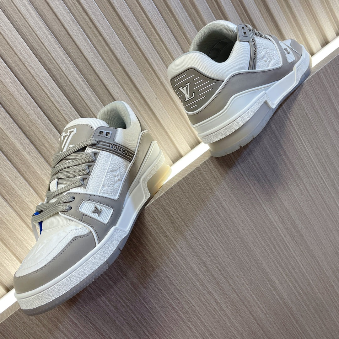 LV 26S LOW TOP SNEAKERS IN WHITE AND GREY CALFSKIN WITH MONOGRAM SOLE DETAIL