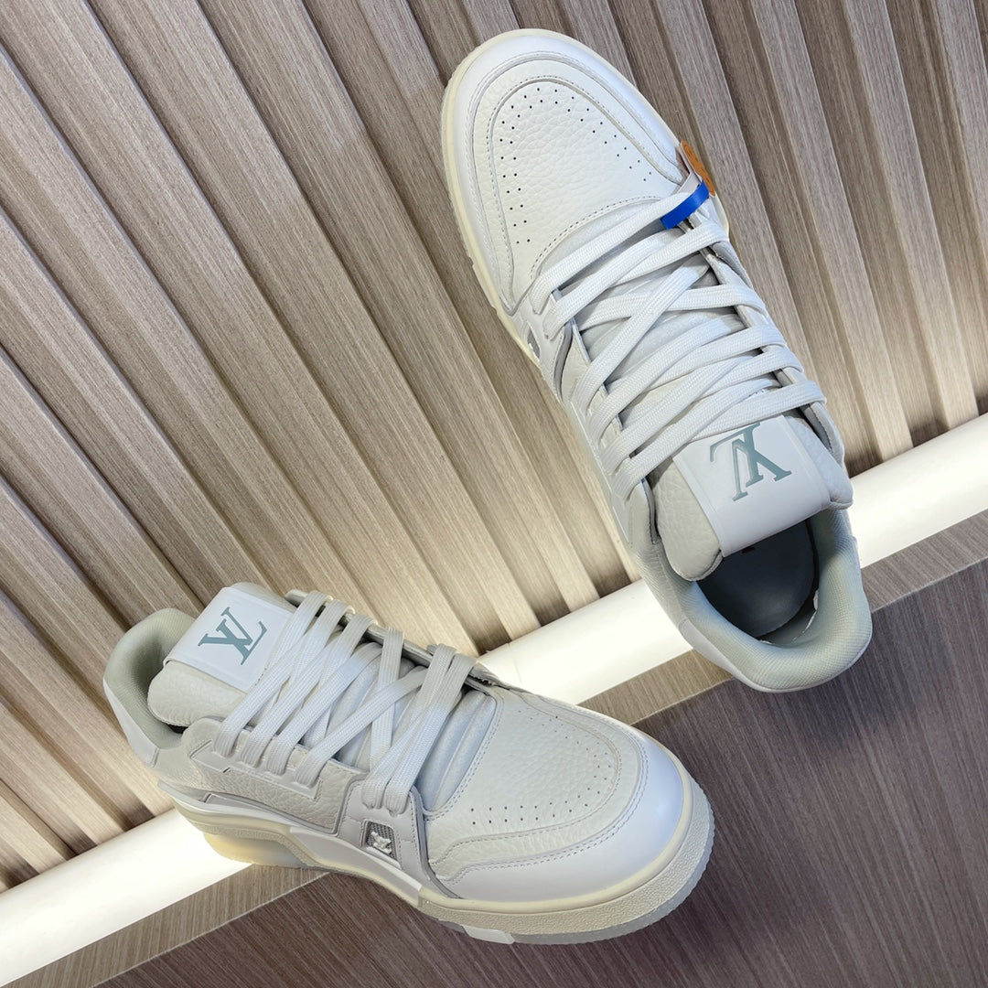 LV 26S LOW TOP SNEAKERS IN WHITE CALFSKIN WITH MONOGRAM SOLE DETAIL