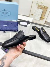 TRIANGLE LOGO MULES IN BLACK CALFSKIN