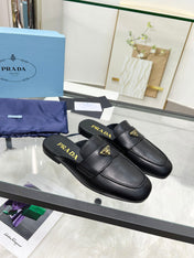 TRIANGLE LOGO MULES IN BLACK CALFSKIN