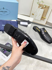 TRIANGLE LOGO MULES IN BLACK CALFSKIN