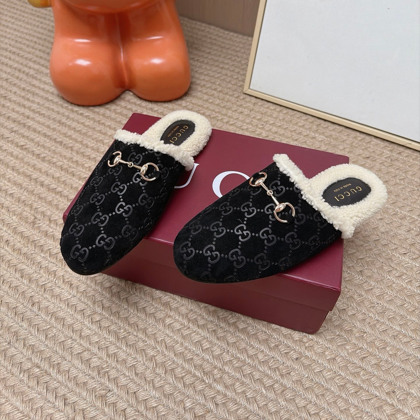 GUCCI 26S SHEARLING-LINED MULES IN BLACK SUEDE