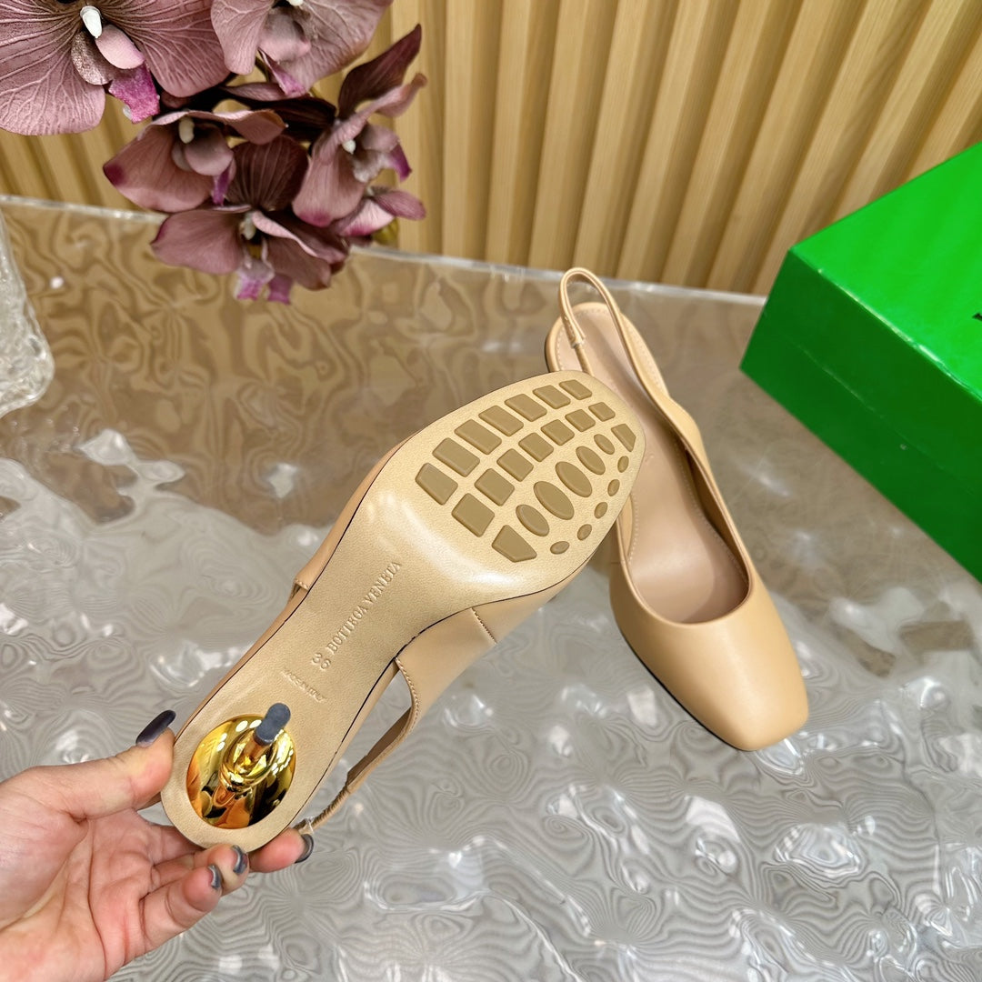 KNOT PUMP 9 CM IN EGG NOGG CALFSKIN WITH GOLD FINISHED METAL HEEL