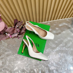 KNOT PUMP 9 CM IN WHITE CALFSKIN WITH GOLD FINISHED METAL HEEL