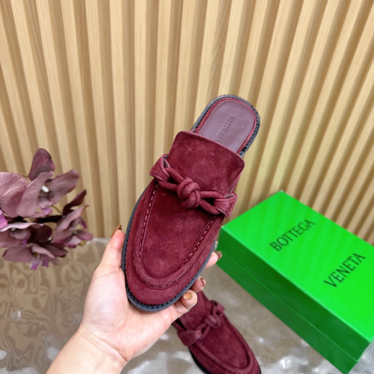 OPEN-BACK LOAFER REALISED IN GARNET RED SUEDE