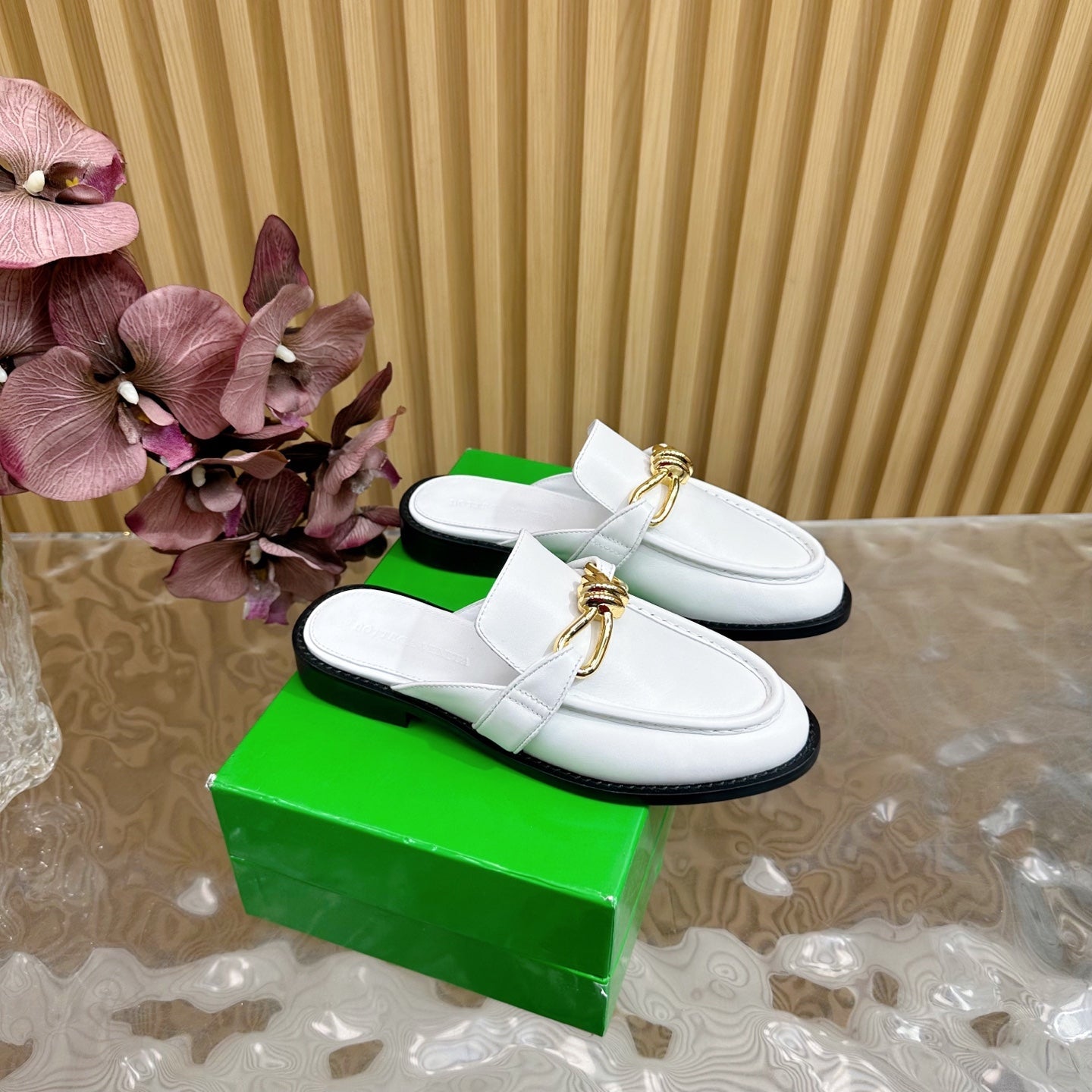 OPEN-BACK LOAFER REALISED IN WHITE SOFT CALFSKIN WITH SIGNATURE METALLIC KNOT DETAIL