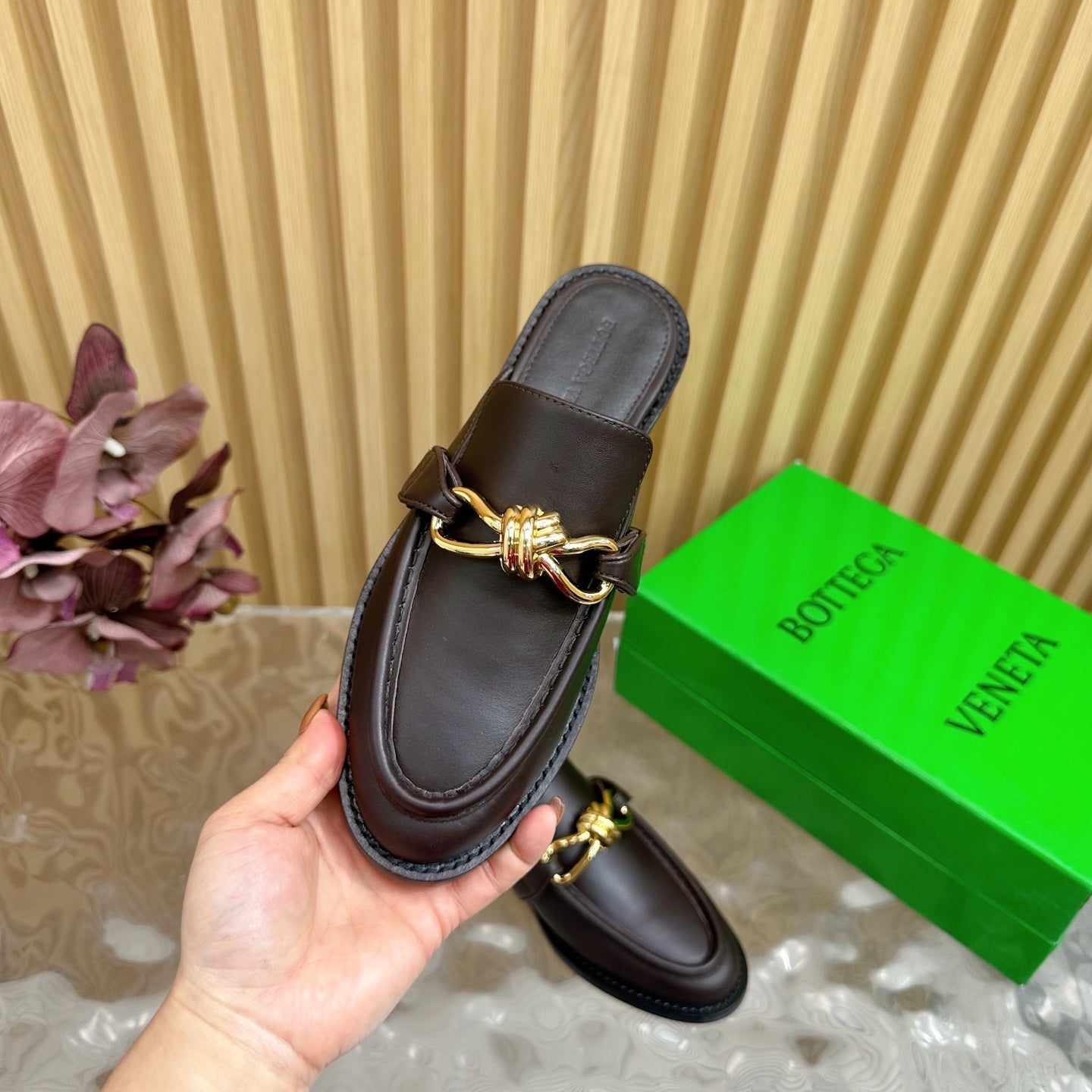 OPEN-BACK LOAFER REALISED IN CHESTNUT BROWN SOFT CALFSKIN WITH SIGNATURE METALLIC KNOT DETAIL