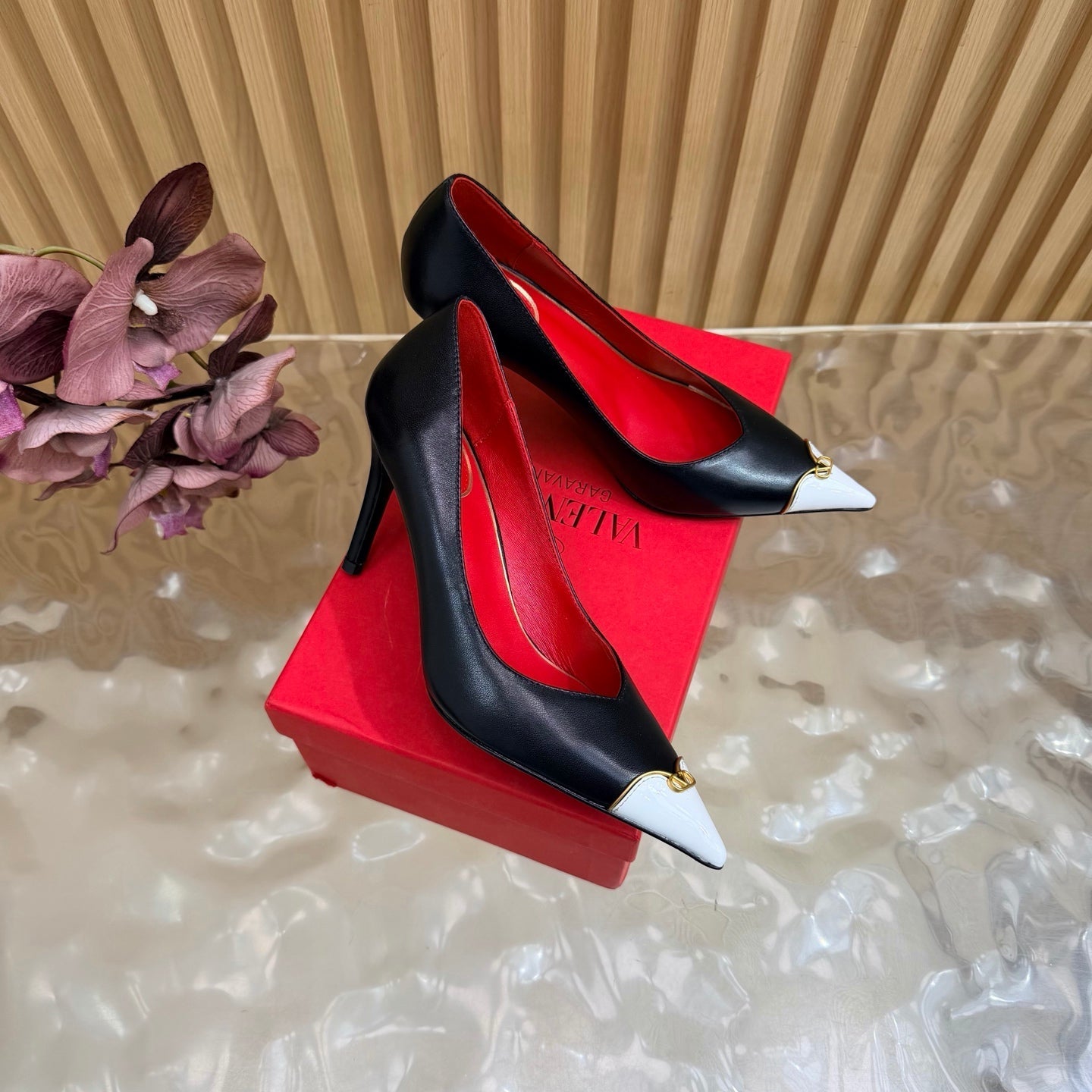 VALENTINO 26S CAP-TOE PUMPS 90 MM IN WHITE AND BLACK CALFSKIN