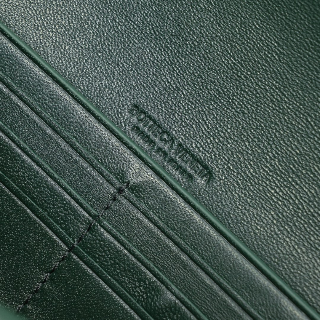 BV Long Clutch Andiamo 31 Dark Green Leather Ghw